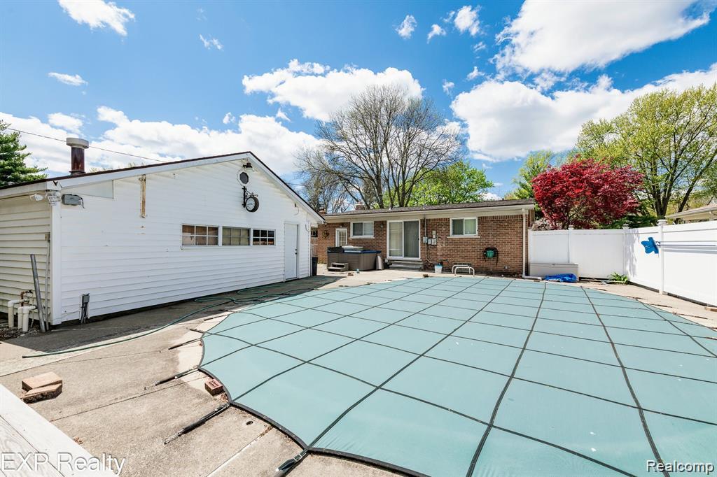 26616 ROUGE RIVER Drive, Dearborn Heights, MI 48127 — Photo 12