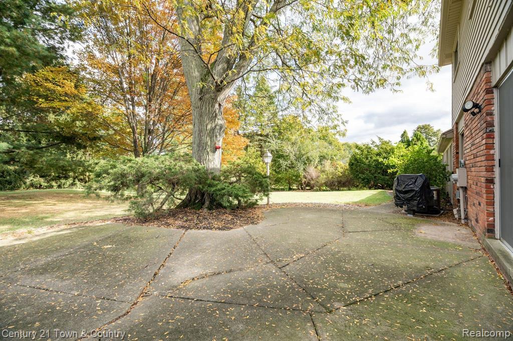 16436 OLD BEDFORD Road, Northville, MI 48168 — Photo 33