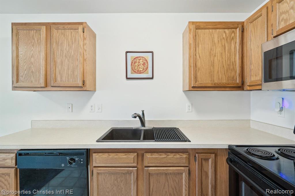 623 LEWA DOWNS Drive, Pontiac, MI 48341 — Photo 8