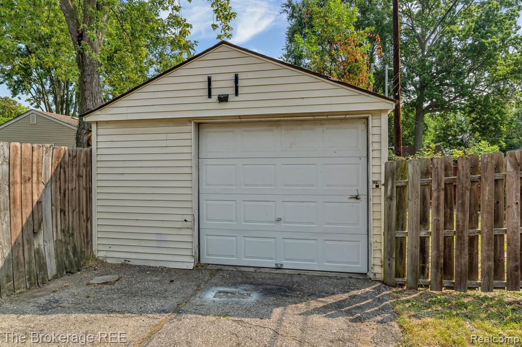 467 W MAXLOW Avenue, Hazel Park, MI 48030 — Photo 26