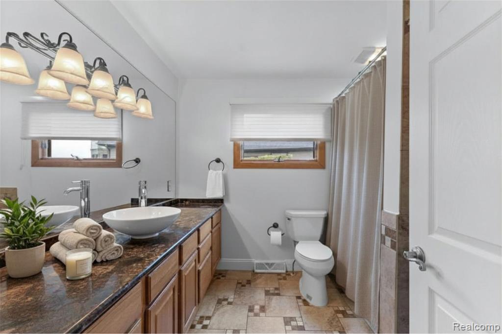 6628 Longworth Drive, Waterford, MI — Photo 10