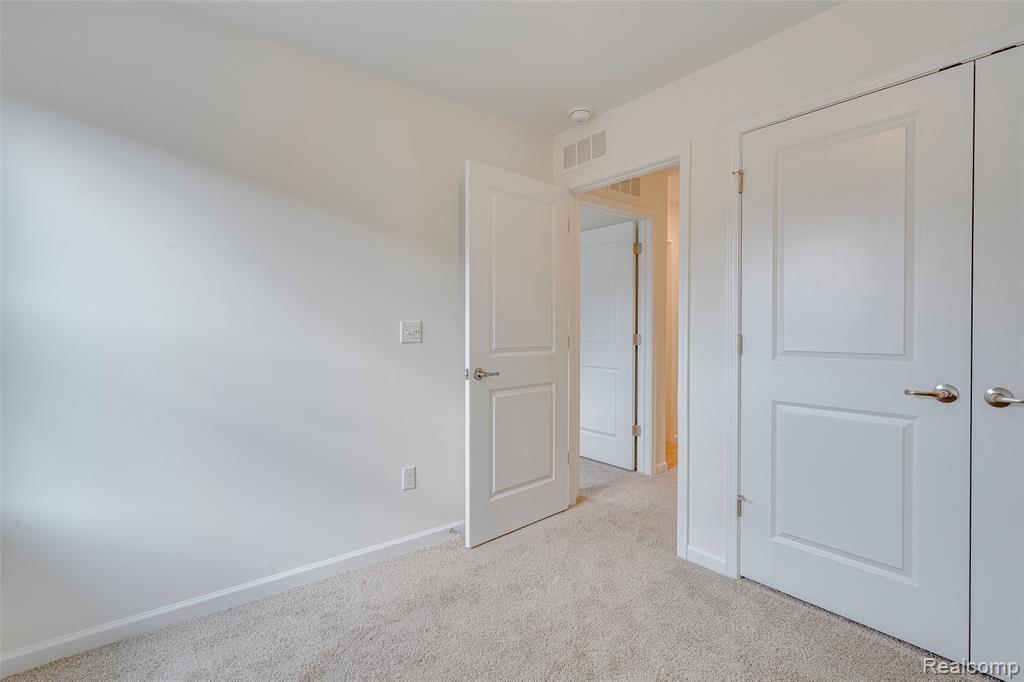 4876 Parkside Lane, Troy, MI 48085 — Photo 16