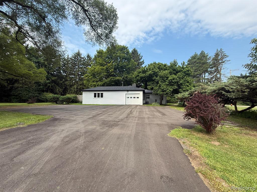 6076 Hugh Street, Burton, MI 48509 — Photo 28