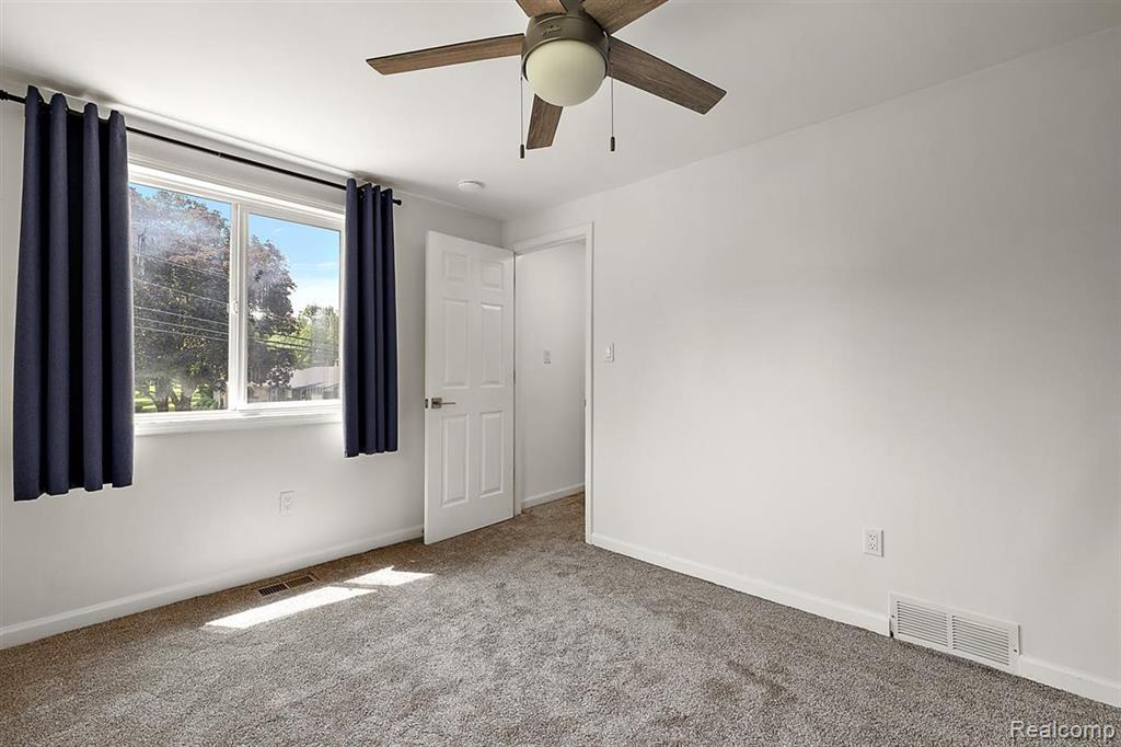 433 CHERRY Drive, Troy, MI 48083 — Photo 18