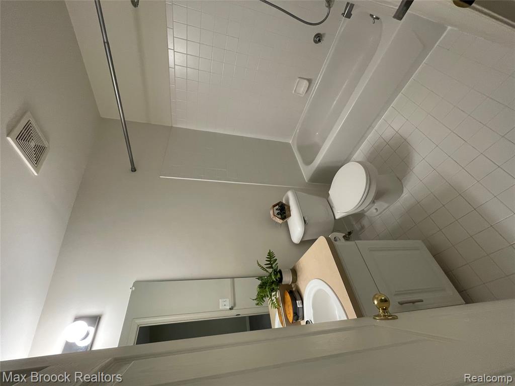 924 SANDALWOOD Drive, Troy, MI 48085 — Photo 14