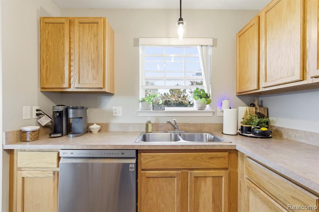 16556 Radison Drive, Macomb, MI 48044 — Photo 15