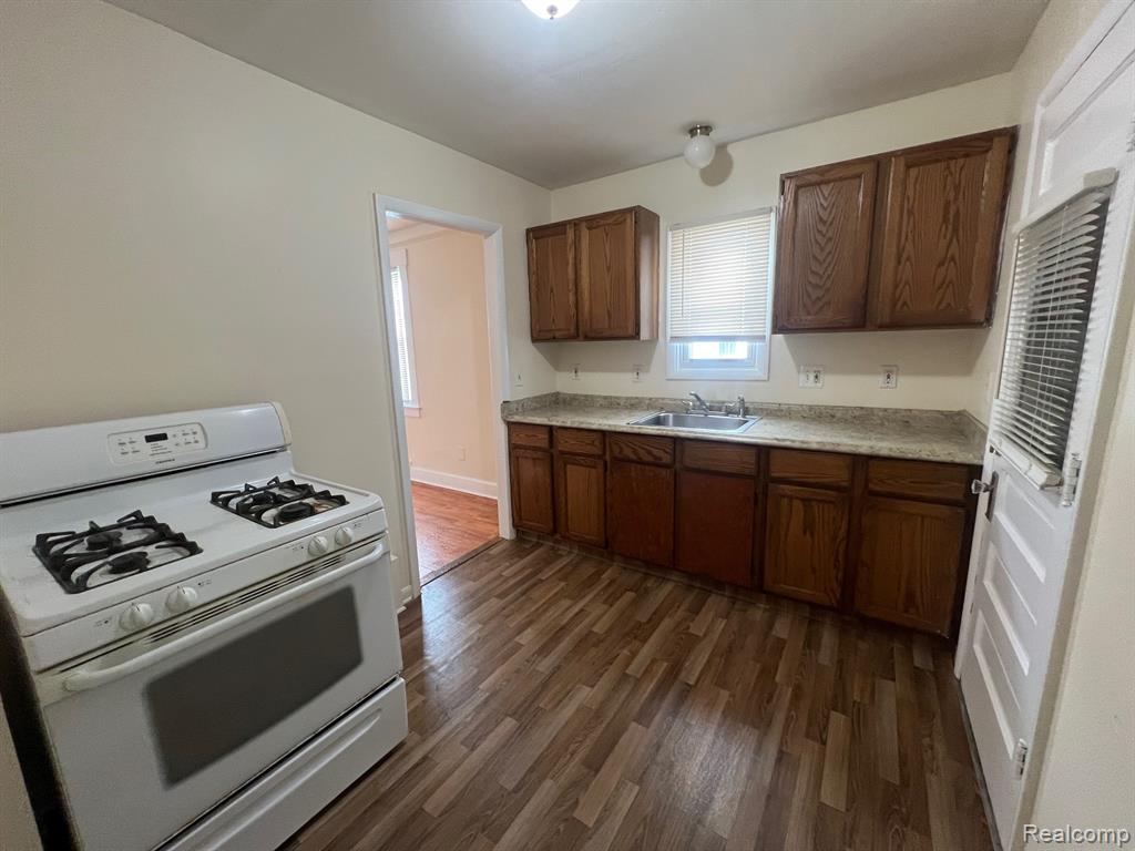 423 E MILTON Avenue, Hazel Park, MI 48030 — Photo 4