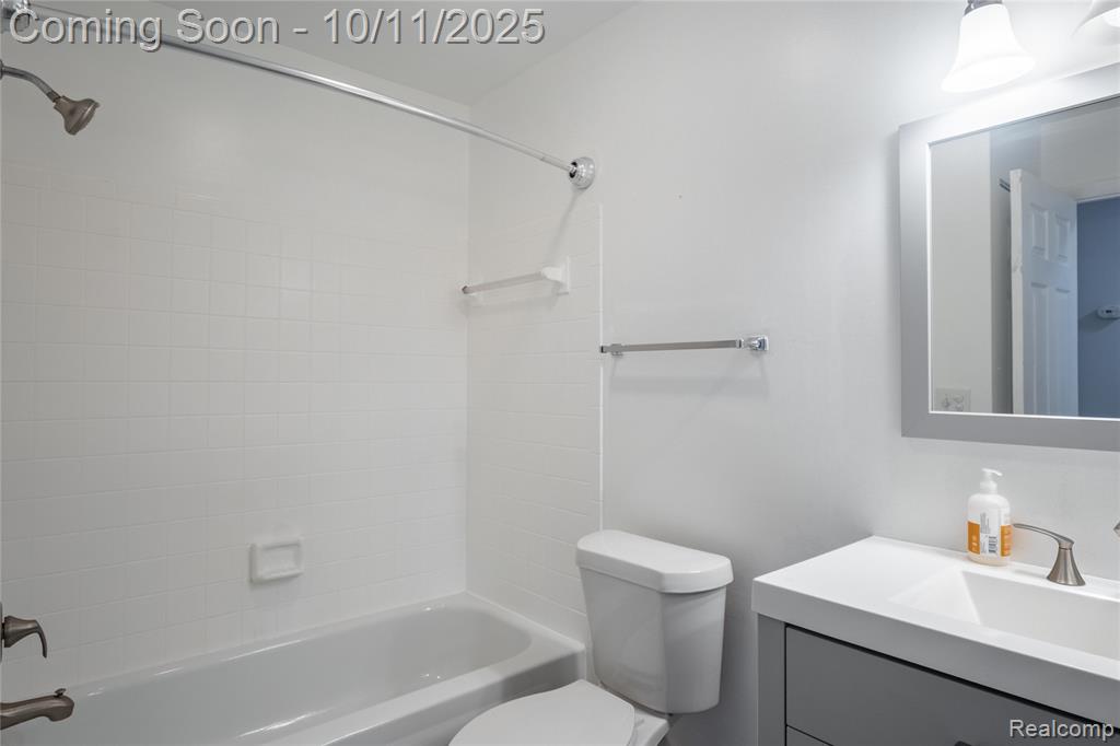 1481 E Chateau Vert Street, Ypsilanti, MI 48197 — Photo 17
