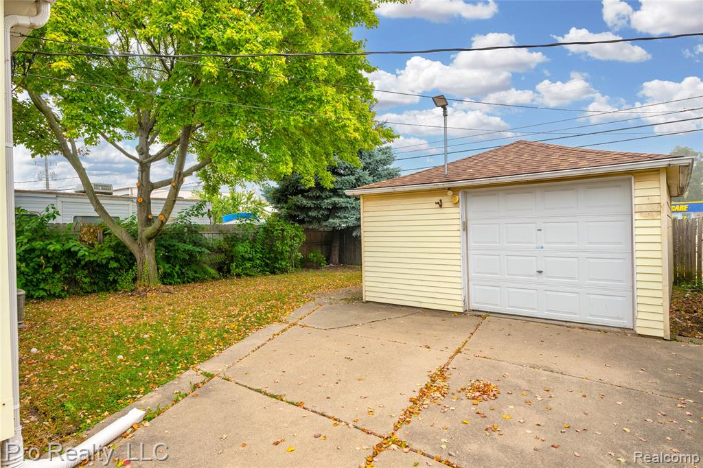 650 CLEOPHUS Parkway, Lincoln Park, MI 48146 — Photo 23
