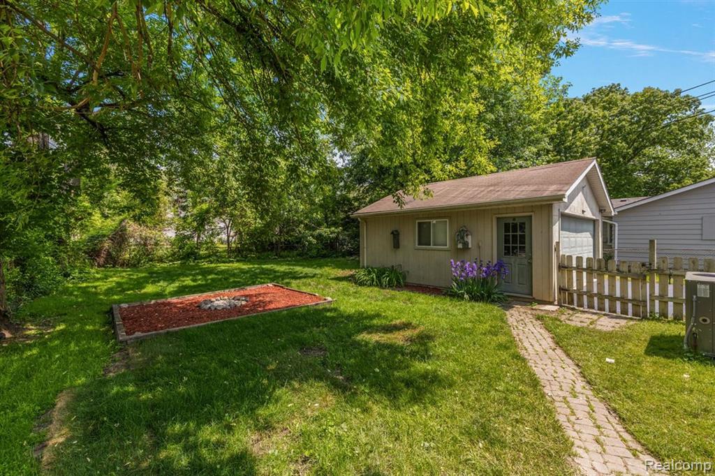 433 CHERRY Drive, Troy, MI 48083 — Photo 25