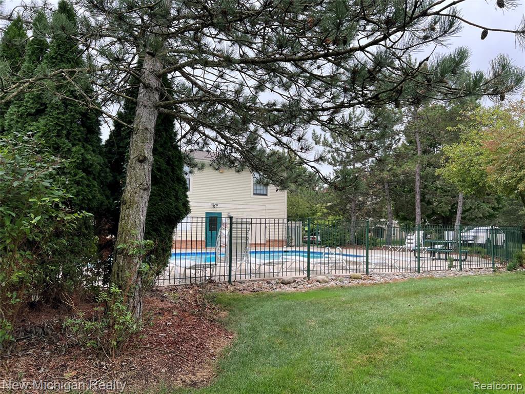 5658 DRAKE HOLLOW Drive E, West Bloomfield, MI — Photo 39