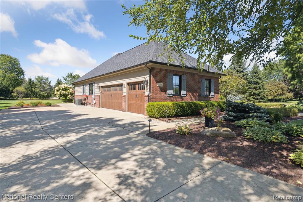 730 Berwick Court, Highland, MI — Photo 12