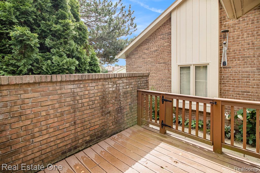 5537 Walnut Circle W, West Bloomfield, MI — Photo 16