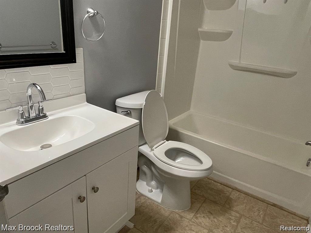 2806 ROUNDTREE Drive, Troy, MI 48083 — Photo 11