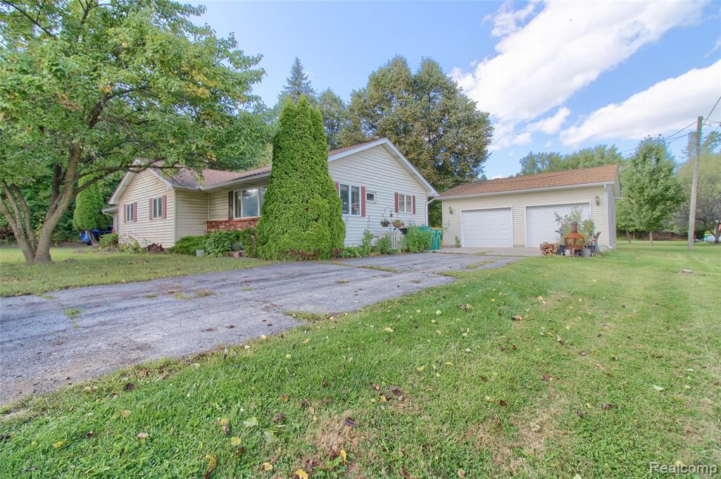 600 Oakville Waltz Road N, New Boston, MI 48164 — Photo 3