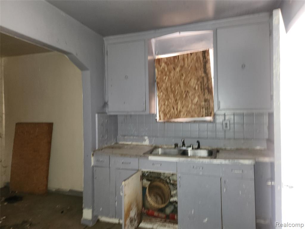 11669 Strathmoor Street, Detroit, MI, 48227