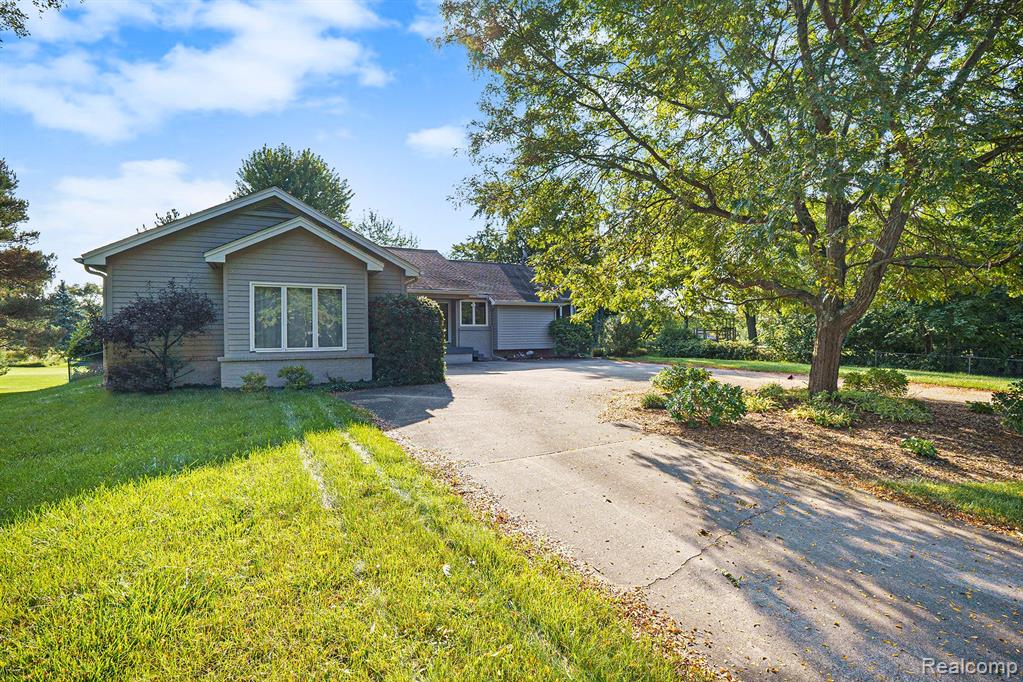845 HEMINGWAY Road, Lake Orion, MI 48362 — Photo 2
