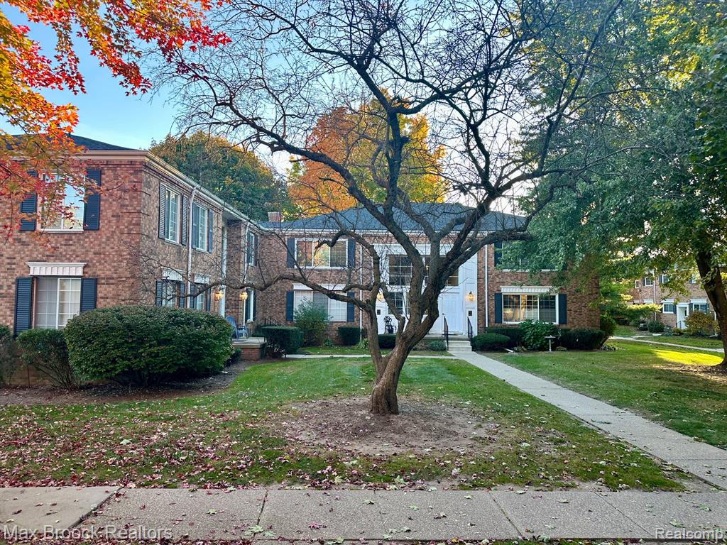 647 E FOX HILLS Drive, Bloomfield Hills, MI 48304 — Photo 20