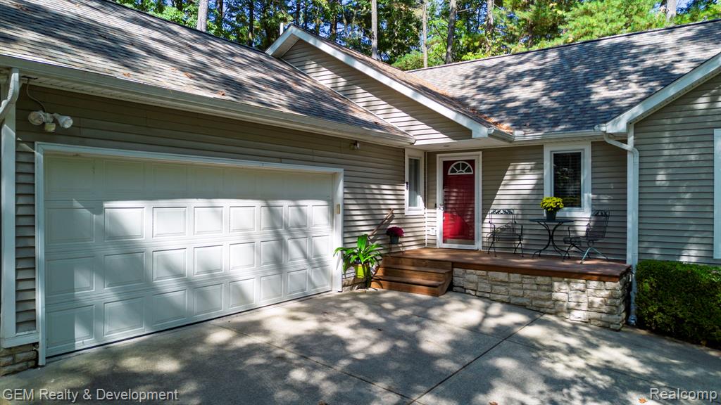925 Sarah Road, Pinckney, MI 48169 — Photo 2