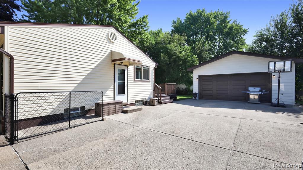 42938 Gainsley Drive, Sterling Heights, MI 48313 — Photo 19