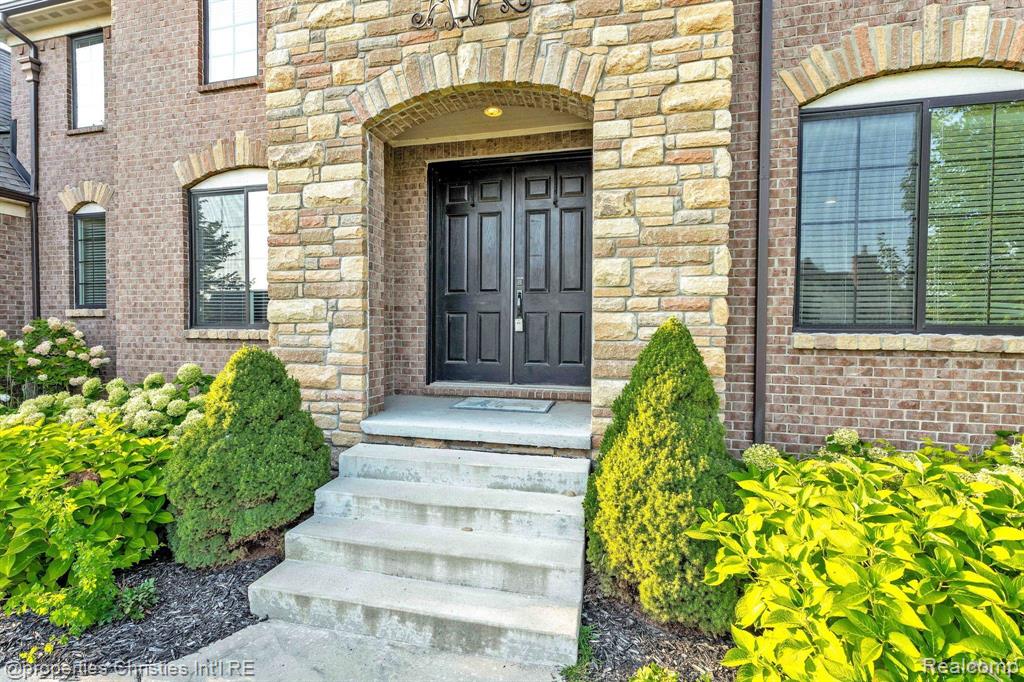 10486 Stoney Point Drive, South Lyon, MI 48178 — Photo 2