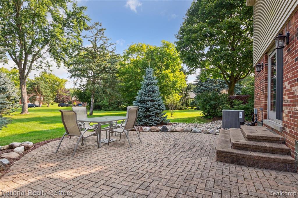 42372 COTSWOLD Court, Northville, MI 48168 — Photo 57