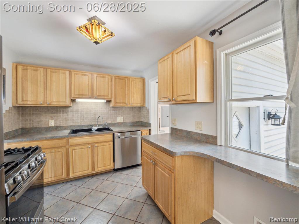 7447 Crissman Street, Utica, MI 48317 — Photo 14