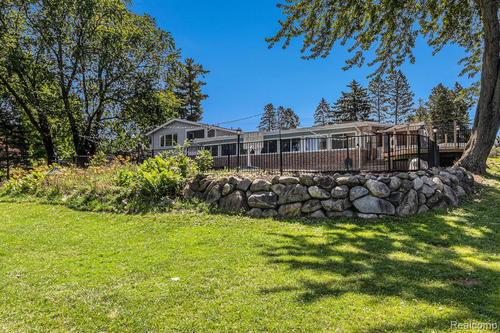 2145 Helmsford Drive, Wolverine Lake, MI 48390 — Photo 44
