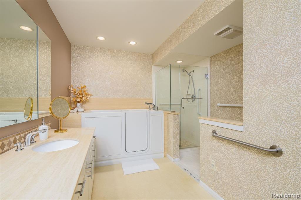 2462 HICKORY GLEN Drive, Bloomfield Hills, MI 48304 — Photo 20