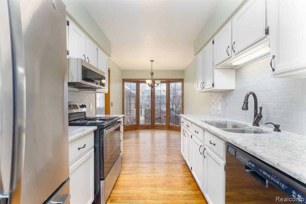 4584 GOLF VIEW Drive, Brighton, MI 48116 — Photo 8