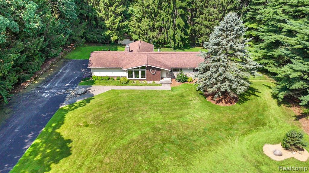 9245 PINE KNOB Road, Clarkston, MI 48348 — Photo 2