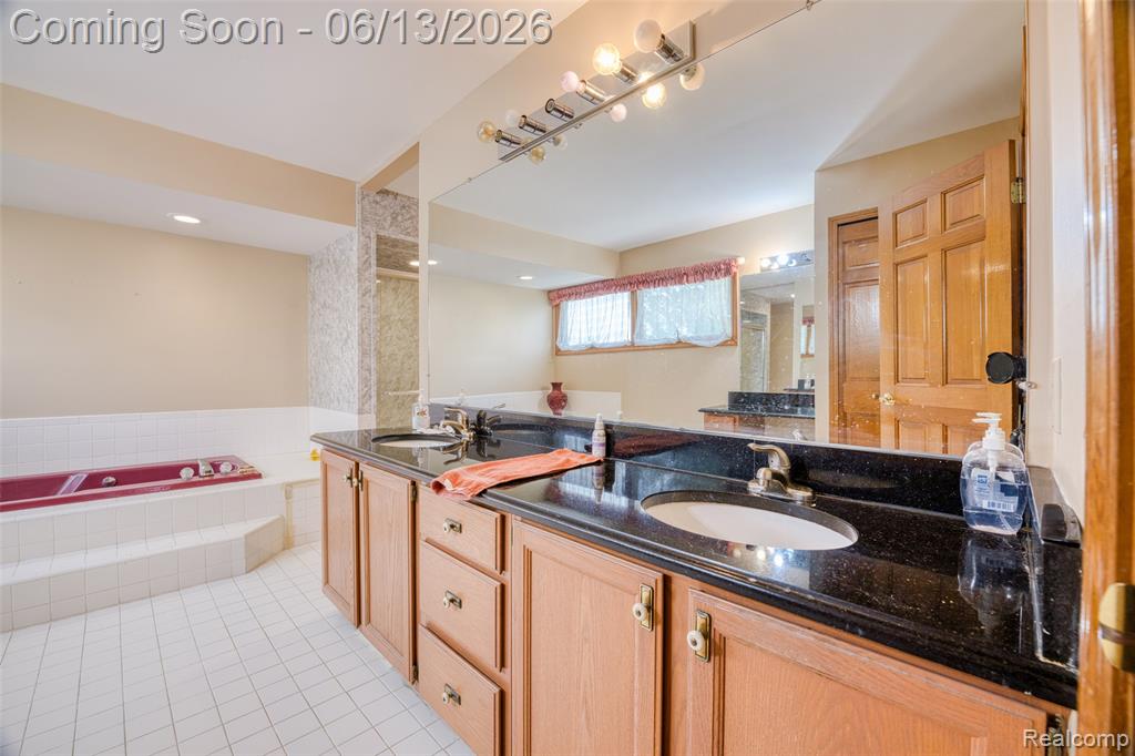 29342 Strathmore Drive, Farmington, MI 48331 — Photo 32
