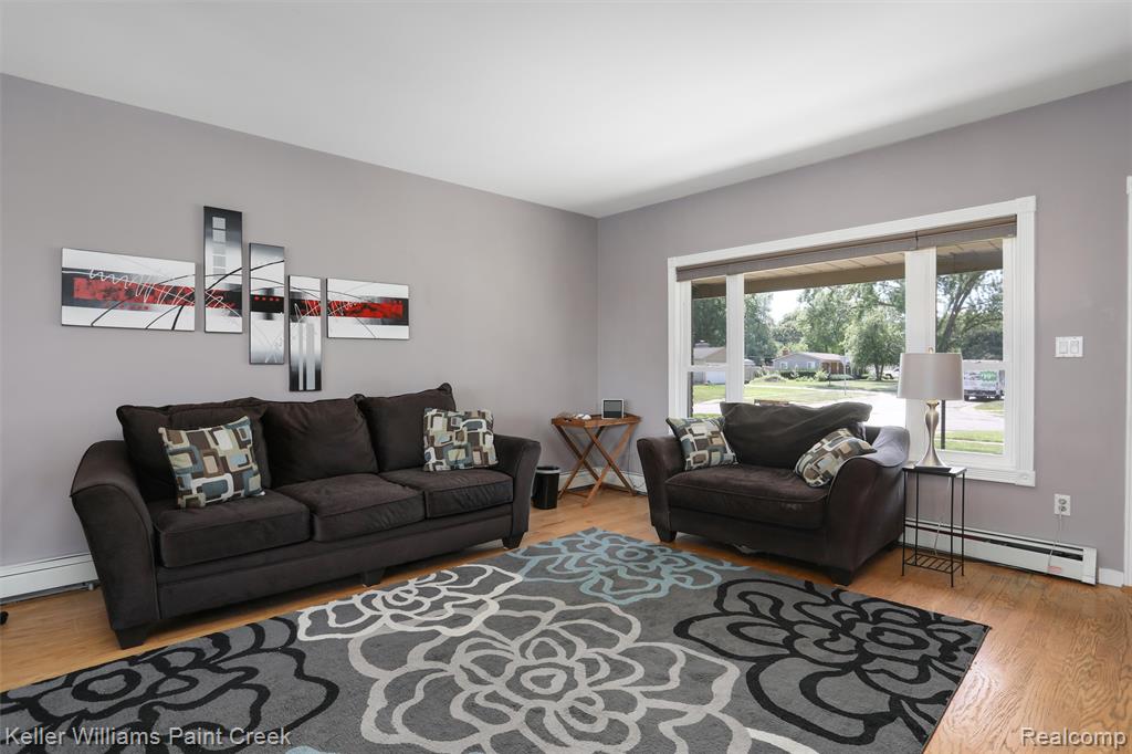 5842 Pleasant Drive, Waterford, MI 48329 — Photo 5