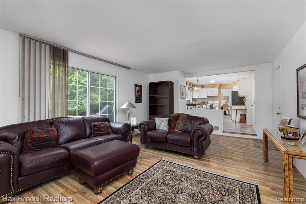 5495 Kingsfield Drive, West Bloomfield, MI — Photo 8