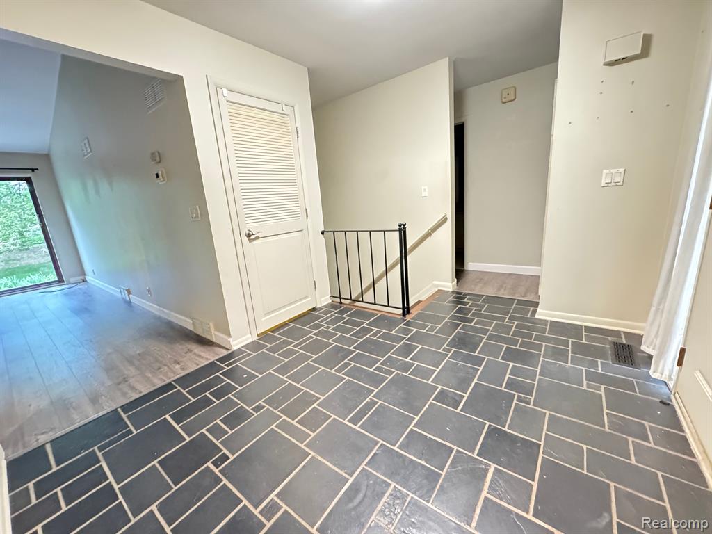 3152 LINDENWOOD Drive, Dearborn, MI 48120 — Photo 6