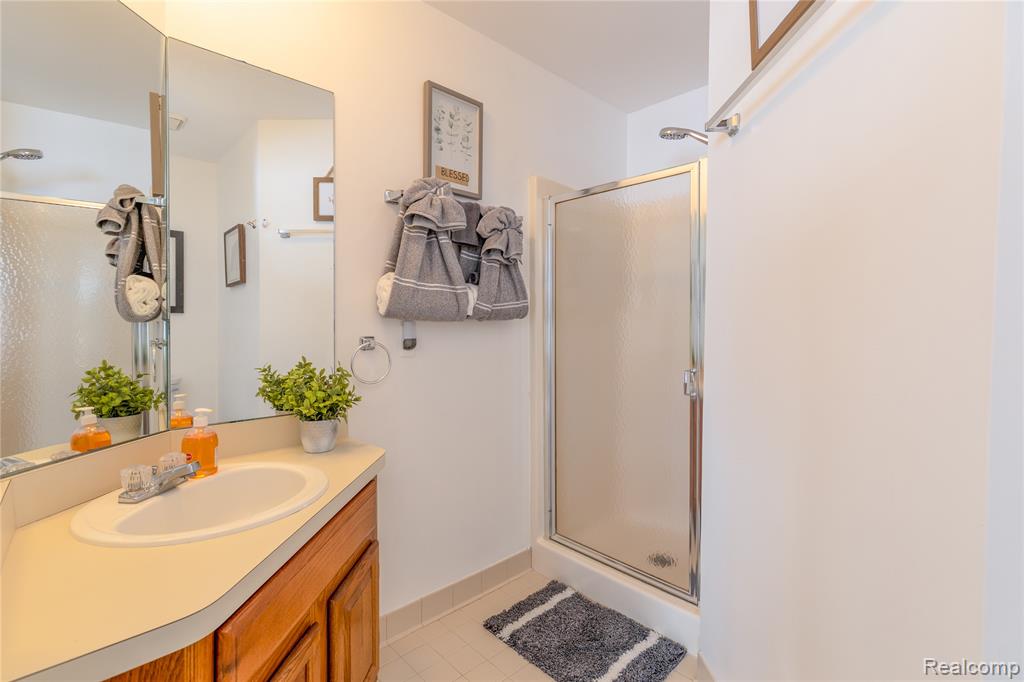 8187 Grays Drive, B7, Grosse Ile, MI 48138 — Photo 17