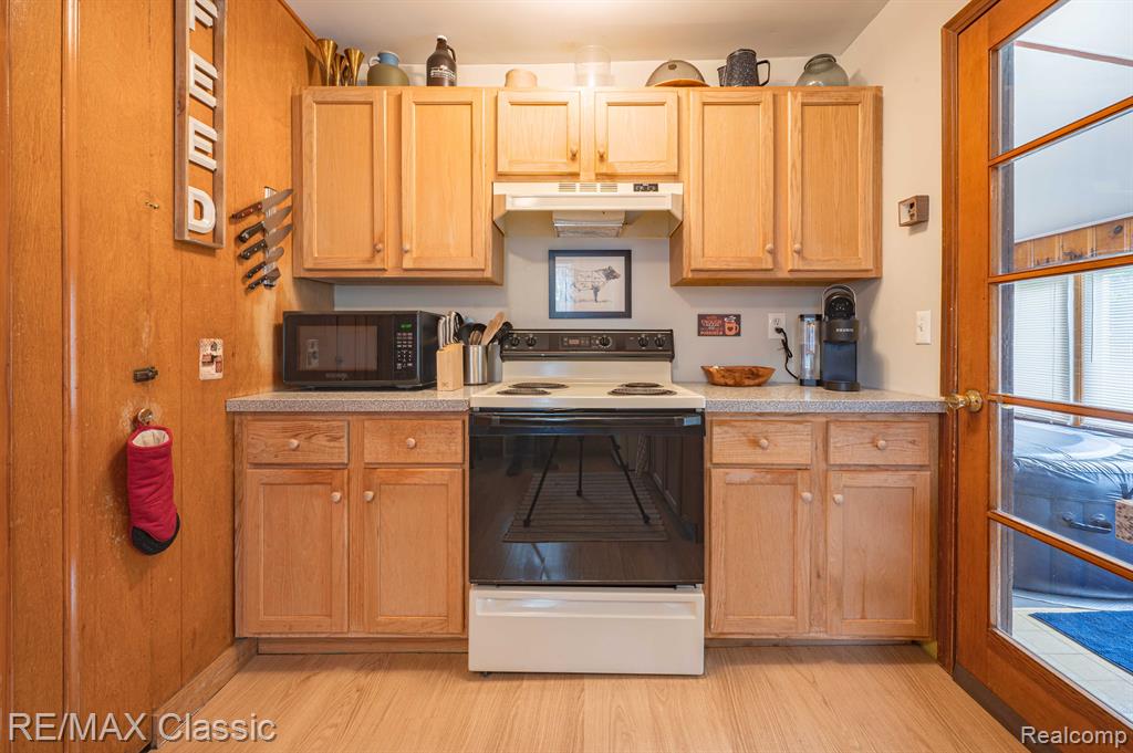 406 COMMON Street, Walled Lake, MI 48390 — Photo 9