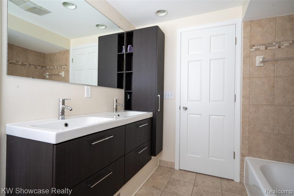 7000 Pebblecreek Road, West Bloomfield, MI — Photo 14