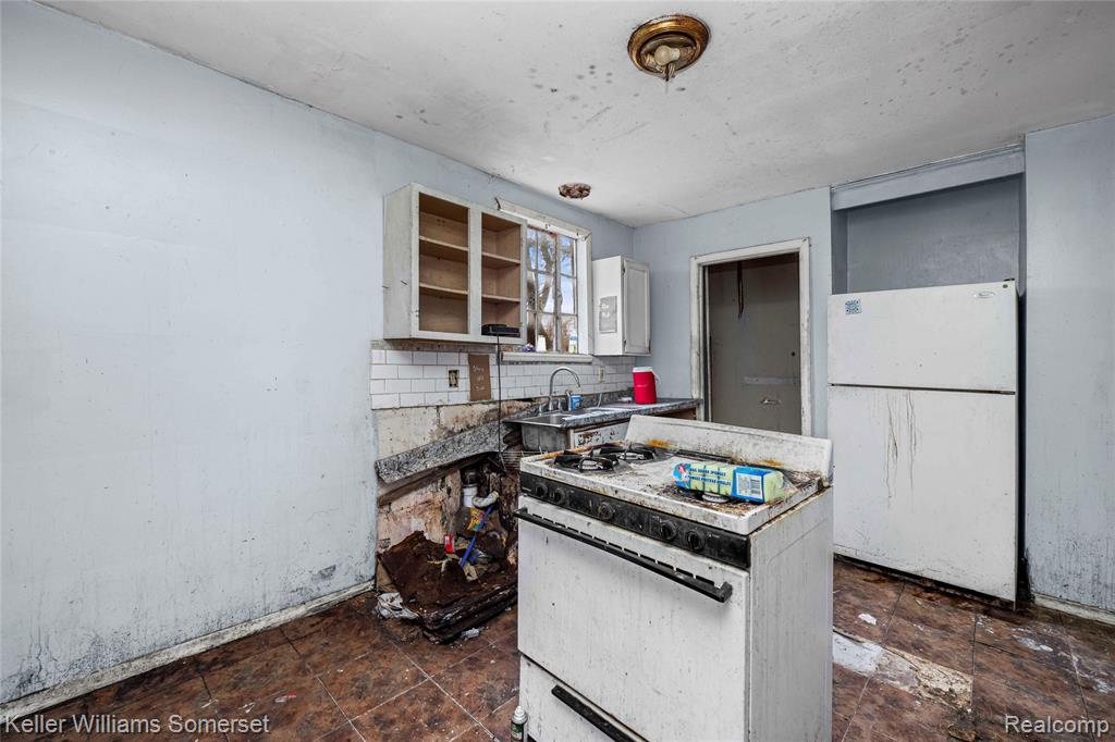 5955 GUILFORD Street, Detroit, MI 48224 — Photo 6