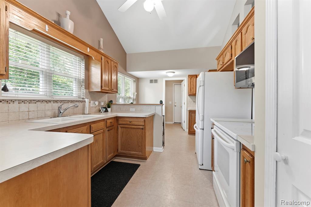 5487 Greenway Drive, 82, Trenton, MI 48183 — Photo 15