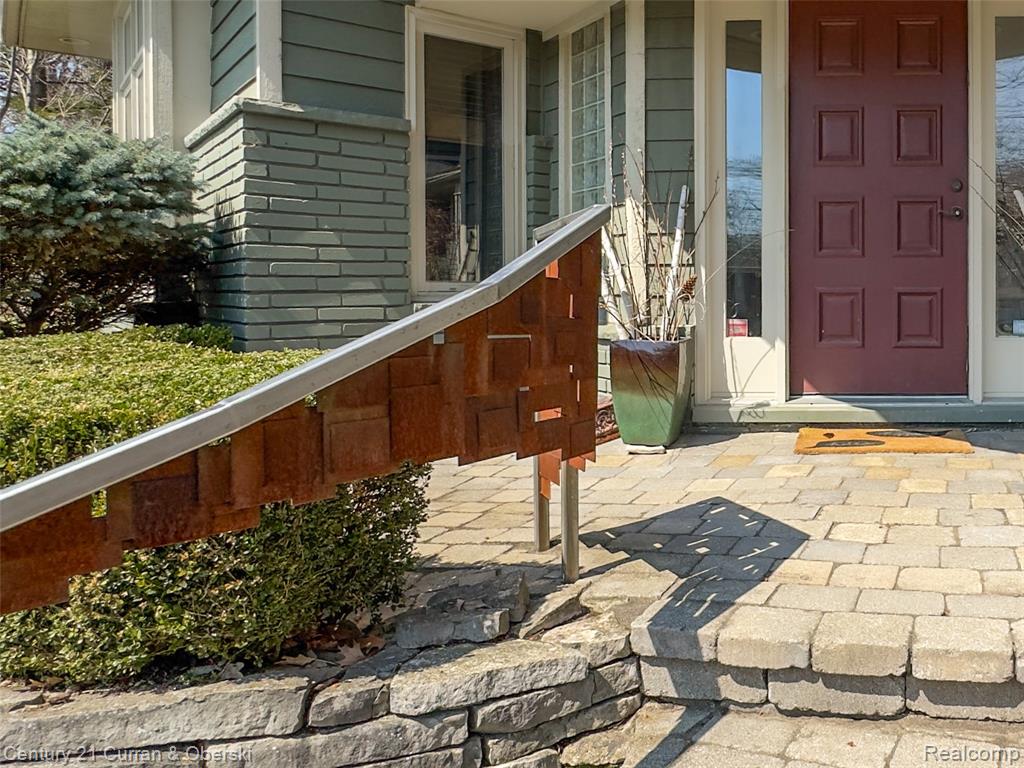 Doorway to property with a porch