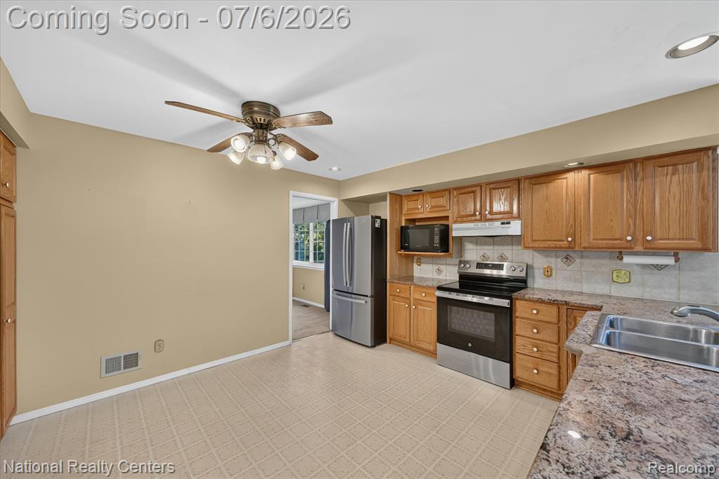 6611 Paul Revere Lane, Canton, MI 48187 — Photo 10