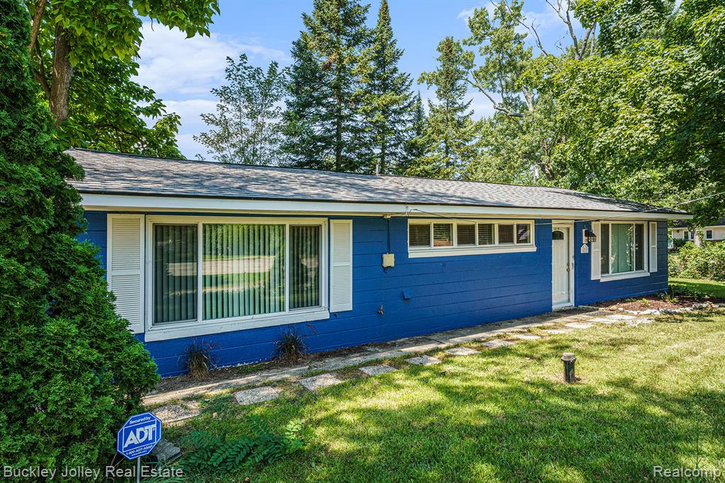 4212 Greendale Avenue, West Bloomfield, MI 48323 — front exterior