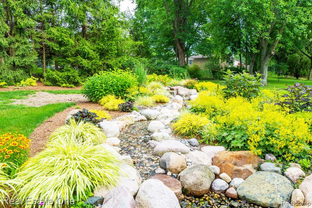 563 MILLSTONE Drive, Rochester Hills, MI 48309 — Photo 17