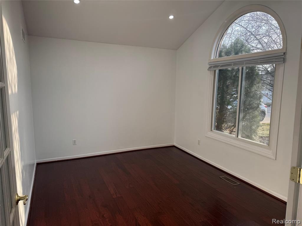 51336 Pinewood Drive, Macomb, MI 48042 — Photo 5