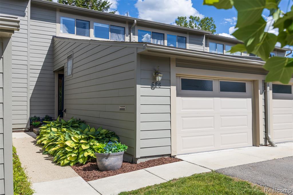 686 Peninsula Court, Ann Arbor, MI 48105 — Photo 2