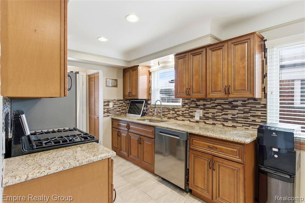 6545 Robindale Avenue, Dearborn Heights, MI 48127 — Photo 6