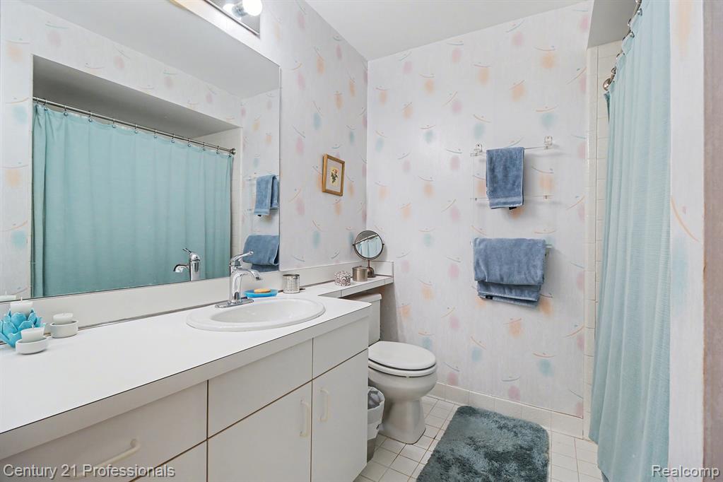 6680 Ridgefield Circle, 102, West Bloomfield, MI — Photo 16