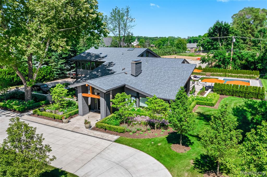 2555 Vhay Lane, Bloomfield Hills, MI 48304 — front exterior