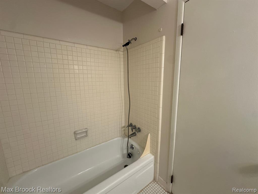 647 E FOX HILLS Drive, Bloomfield Hills, MI 48304 — Photo 12